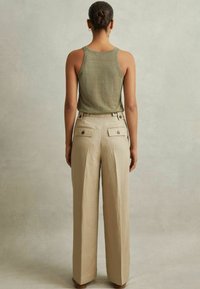 Reiss LEILA FRONT PLEAT - Hlače - light khaki