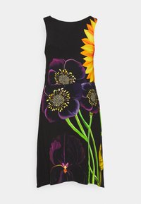 Robe noire sans manches avec de grands imprimés de tournesol jaune et de fleurs violettes s'étendant de la taille à l'ourlet.