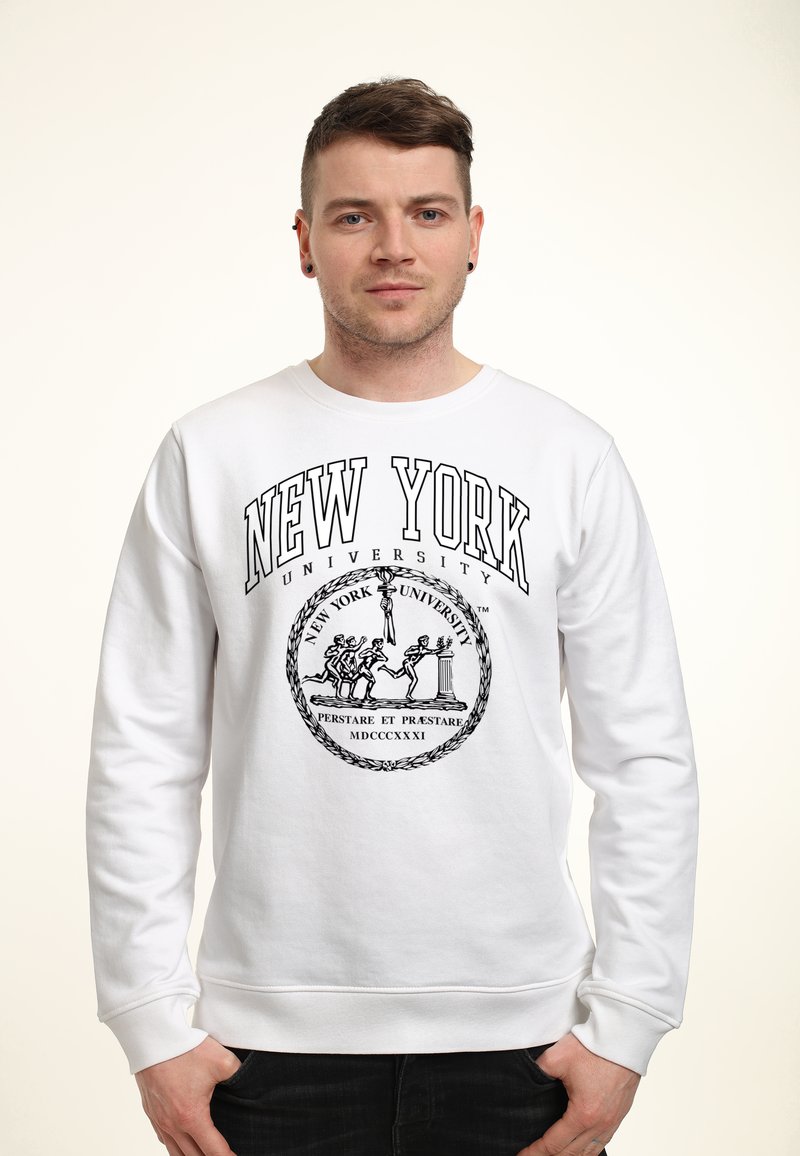 Weißer Pullover mit schwarzem Grafikdruck "NEW YORK UNIVERSITY" und Emblem mit Figuren und Text. Weicher Stoff, Rundhalsdesign.