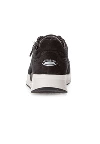 Zwarte suède sneaker met een witte zool, voorzien van een rits aan de achterkant, een ronde neus en een klein logodetail op de hiel.