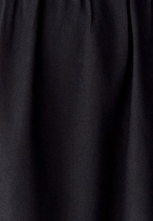 Sort stof med en tekstureret vævning, der har en glat, mat overflade. Materialet fremstår let og falder blødt.