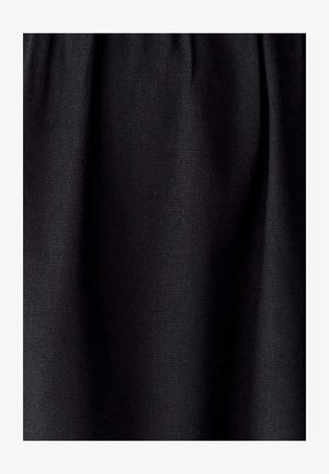 Sort stof med en tekstureret vævning, der har en glat, mat overflade. Materialet fremstår let og falder blødt.