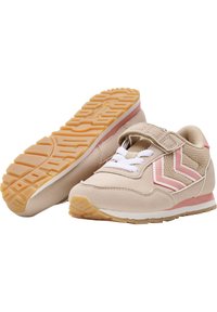 Beiga sportskor med övre av mocka, rosa accenter, mesh-paneler och en texturerad gummisula; har snörning och kardborrestängning.