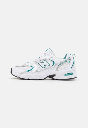 Biało-turkusowy but do biegania New Balance S30 z panelami z siateczki, sznurówkami i czarnymi detalami podeszwy, widok z boku.