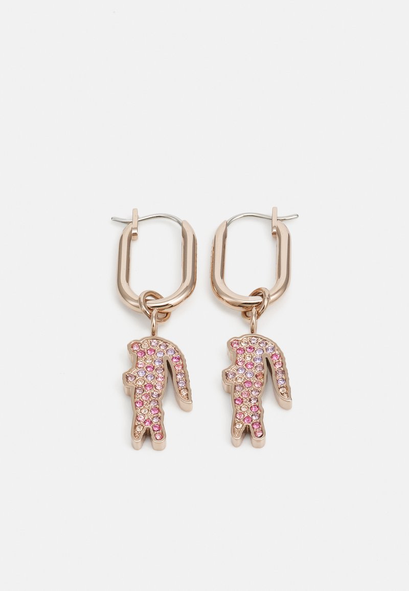 Boucles d'oreilles créoles en ton or avec des charms de lapins incrustés de gemmes roses et violettes, présentant un design en métal poli et des accents texturés.
