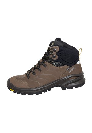 Braune Wanderstiefel mit Obermaterial aus Wildleder und Netz, schwarzen Akzenten, gelben Schnürsenkeln, gepolsterter Sohle und Vibram-Gummi-Außensohle für besseren Halt.