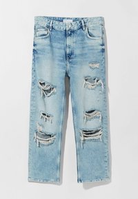 Ljust blå denim jeans med slitna områden och fransade kanter. Har en klassisk femficksdesign och knappstängning.