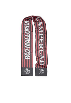 Czerwono-czarny szalik w paski z białym napisem "RCD Mallorca" i "Camperlab" oraz okrągłymi logotypami na obu końcach.