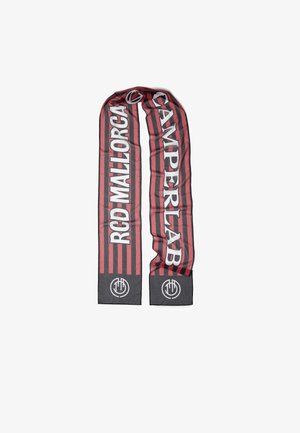 Czerwono-czarny szalik w paski z białym napisem "RCD Mallorca" i "Camperlab" oraz okrągłymi logotypami na obu końcach.