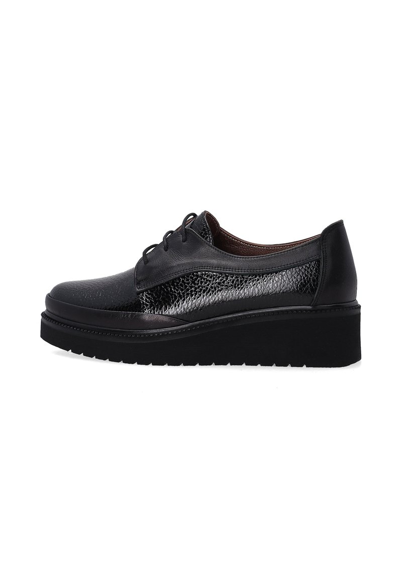 Schwarze Leder-Plattform-Oxford-Schuhe mit Schnürung und strukturierten Seitenpaneelen, schräg dargestellt, um das Seitenprofil vor weißem Hintergrund zu zeigen.