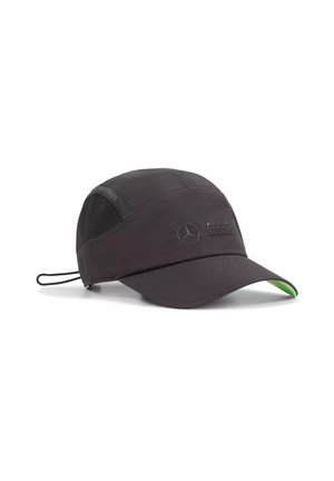 Casquette noire avec une visière courbée et des côtés en maille. Présente un logo Mercedes bien en vue et un accent vert sous la visière. Tissu léger.