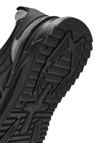 Sole di scarpa da ginnastica nera in gomma con una trama testurizzata e un motivo pronunciato, che include forme circolari e angolari per una migliore aderenza.
