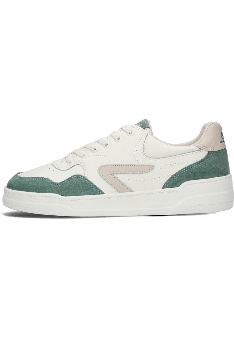 Weiße Leder-Sneaker mit grünen und beigen Wildlederelementen, runde Zehenpartie, dicke weiße Sohle und Schnürdesign. Dezentes Logo-Detail an der Ferse.