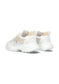 Baskets blanches et dorées avec mesh et tissu texturé, présentant un bout rond, une semelle en caoutchouc et des lacets élastiques pour un maintien sécurisé.