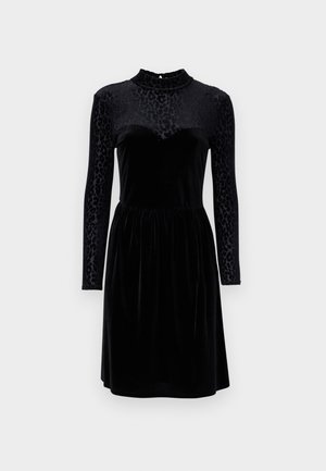 Abito in velluto nero con maniche lunghe, caratterizzato da un top in chiffon con stampa leopardata, scollatura alta e vita elastica con gonna svasata.