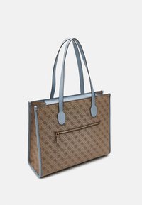 Bolsa de mano marrón con un patrón, con acentos y asas de cuero azul claro. Presenta un bolsillo con cremallera en la parte delantera y una forma rectangular estructurada.