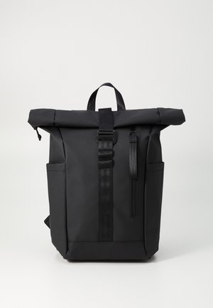 Must must sahtel, mis on valmistatud vastupidavast, siledast materjalist; varustatud esirihmaga ja klambriga, külgtaskutega ja pehmendatud käepidemega peal.