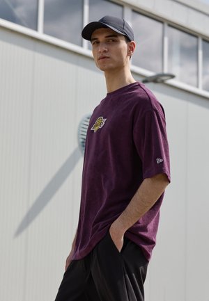 T-shirts New Era Mesh Oversized Tee UNISEX Black/ Metalic gold (60435372) | Footshop T-shirts New Era Mesh Oversized Tee UNISEX Black/ Metalic gold (60435372) | Footshop