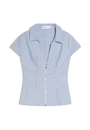 Krótka, niebiesko-biała bluzka w kratę z kołnierzykiem i przednim zamkiem błyskawicznym, dopasowana w talii, leży płasko na białym tle.