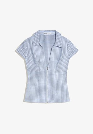Blusa a maniche corte, a quadri blu e bianchi con colletto e cerniera frontale, vita aderente, distesa su sfondo bianco.