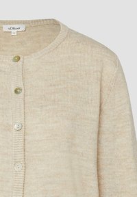 Bež pleteni kardigan s okruglim izrezom i četiri svijetle tipke sprijeda, označen veličinom 36 od s.Oliver.