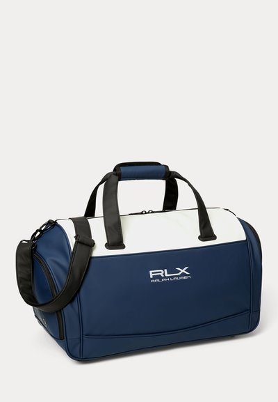Marinblå och vit RLX Ralph Lauren duffelväska med svarta handtag och justerbar axelrem, framficka med dragkedja och sidofack.