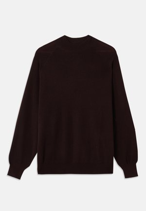 Suéter bordeaux de mangas longas com decote alto e mangas raglan, feito de um material de malha suave, apresentando um design simples e sem padrões visíveis.
