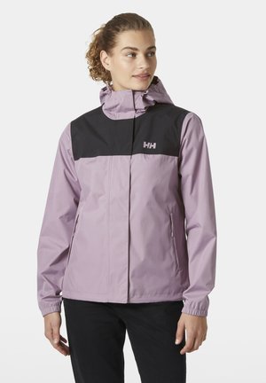 Chaqueta impermeable de color púrpura claro con un panel negro en el pecho, capucha ajustable y puños elásticos. Presenta un logo en el lado izquierdo.