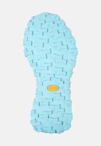 Suola Vibram, gomma azzurro chiaro, texture con motivi a zigzag e quadrati, presenta un logo giallo e l'impronta della taglia "42".