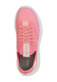 Zapatilla deportiva rosa de textil con parte superior de malla, suela de goma, cordones en la parte delantera y tira de lengua en contraste. Presenta elementos de diseño transpirables.
