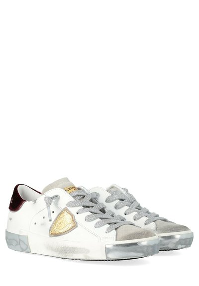 Sneaker bianche basse con lacci grigi, emblema dorato di lato, punte in suede grigio e dettagli in bordeaux sul tallone, che mostrano segni di usura.
