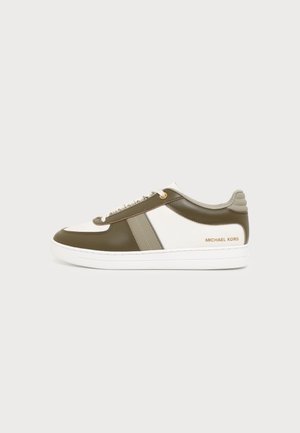 Pantof sport cu profil jos, cu panouri albe și verde măsliniu, accente bej, talpă albă, șireturi și logo auriu „Michael Kors” pe lateral.