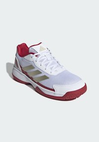 Fehér sportcipő piros részletekkel, beleértve a texturált hálós felsőrészt és az oldalon három fényes arany csíkot. Gumitalp a jobb tapadás érdekében.
