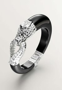 Pulsera de resina negra con un clasp en forma de serpiente de plata, que presenta escamas texturizadas y un detallado intrincado en la cabeza de la serpiente.