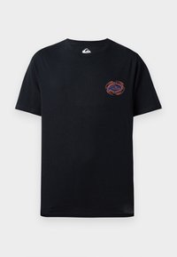 Zwart katoenen T-shirt met een rond logo in oranje en blauw op de linkerborst. Korte mouwen en een ronde hals.