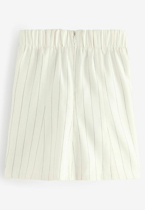 Valged lühikesed püksid mustade vertikaalsete triipudega, elastse vöökohtaga ja tagumise lukuga detailiga. Sile kangas, sirge lõikega disain.