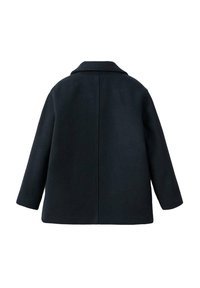 Cappotto in lana blu scuro con colletto a revers, taglio dritto e maniche lunghe. Presenta una cucitura posteriore semplice e nessuna chiusura visibile.