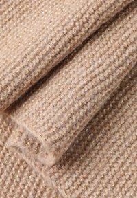 Pehmeast beezist lõngkangas tekstuurse koega, milles on väikseid ja peeneid kuldseid aktsente lisadetailideks.