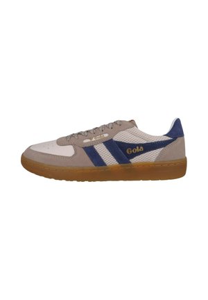 Zapatilla casual con ante beige, paneles de malla blanca, detalles en azul marino, suela de goma y logo dorado "Gola" en el lateral y la lengua.