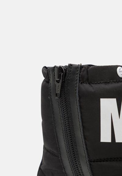 Bota acolchoada preta com um zíper preto brilhante, detalhe do logotipo branco e acabamento em tecido texturizado. Apresenta uma forma arredondada e accents elásticos.
