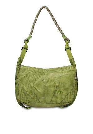 Sac bandoulière vert clair avec fermeture éclair, tissu texturé, extrémités ajustables, anse en corde et logo discret « GMV » sur l'avant.