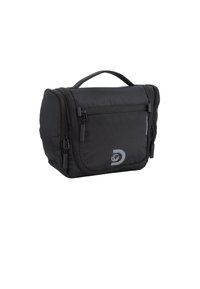 Bolsa de viaje de tela negra con forma rectangular, asa superior, bolsillo con cremallera en la parte frontal y un logo en el lateral. Textura suave, diseño compacto.