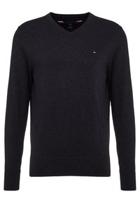 Ciemnoszary sweter w serek wykonany z miękkiego materiału, z długimi rękawami i małym logo na lewej stronie klatki piersiowej.