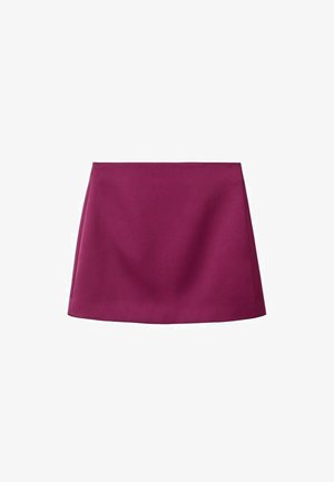 Falda mini de línea A en tejido magenta sólido. Textura suave con un diseño simple y sin cierre ni adornos visibles.