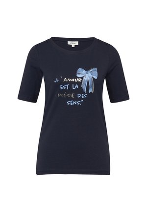 Marineblauw T-shirt met korte mouwen, lichtblauwe strikprint en Franse tekst "L'amour est la poésie des sens" op de voorkant.