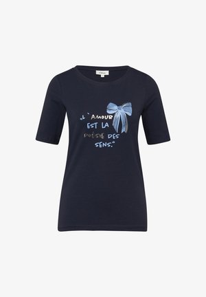 Marineblaue kurzärmlige T-Shirt mit hellblauem Schleifenmotiv und französischem Text "L'amour est la poésie des sens" auf der Vorderseite.