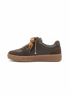 Sneaker marrone basse con pannelli in camoscio e pelle, lacci in nastro di raso e un piccolo charm dorato appeso sul lato.