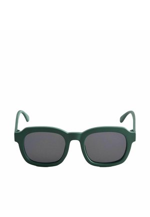 Lunettes de soleil rectangulaires vertes avec des montures épaisses et des verres teintés foncés, vues de face sur un fond blanc.