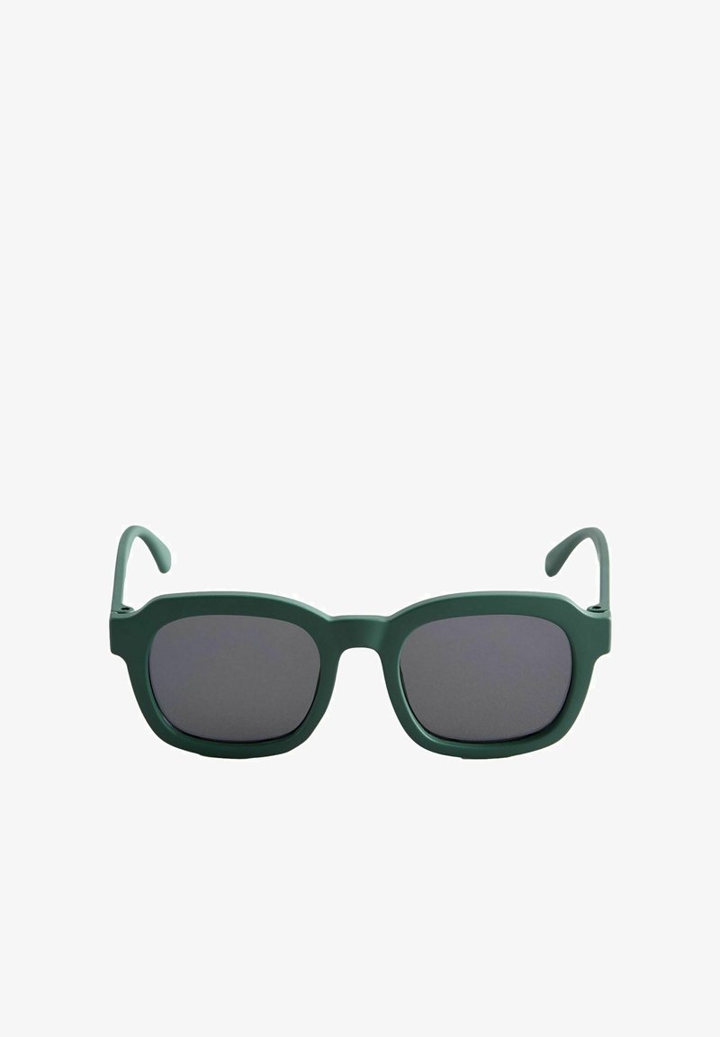 Lunettes de soleil rectangulaires vertes avec des montures épaisses et des verres teintés foncés, vues de face sur un fond blanc.