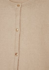 Bežs adīts kardigāns ar noapaļotu kakla izgriezumu, kurā ir pogu sloksne ar zelta toņu pogām un mīkstu, teksturētu apdari.